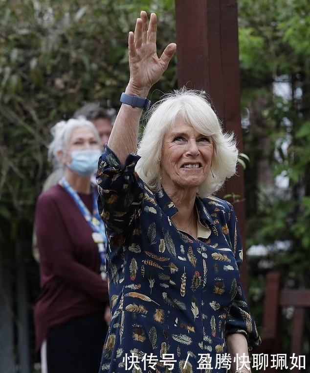 梅根|卡米拉穿蓝色衬衫裙亮相真得意!脸上皱纹挤在一起,王后位子稳了