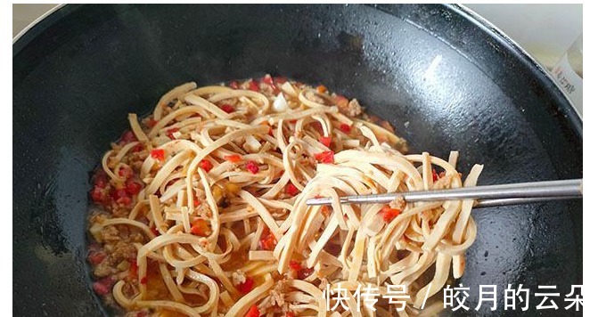 大鱼大肉|夏季,吃肉不如吃豆丝,富含蛋白质汤里煮一煮,8元做一盘,香嫩!