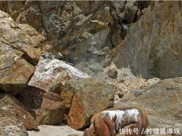 很远|这张图中趴着一个男人,一秒看出的,恭喜你,老年痴呆离你很远