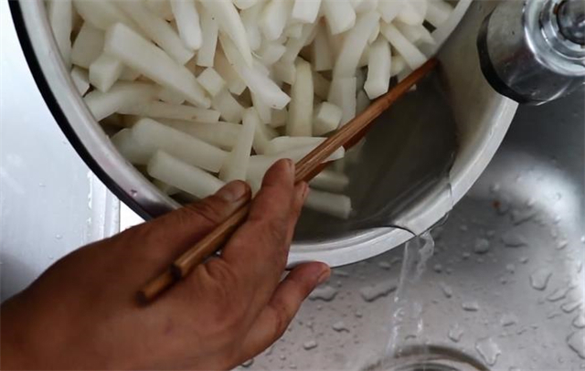 腌萝卜条|饭店的腌萝卜为啥好吃？教你在家做，酸辣脆爽，放12个月不坏