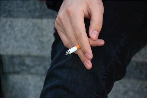 经常性抽烟，身体上有两个“凸起”要注意，一个都不占肺算健康