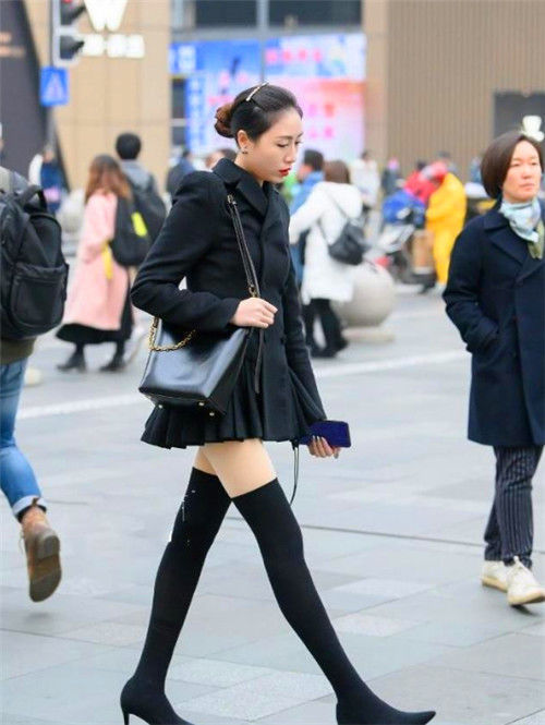 打造出|街拍浅妆容颜的小美女,一身简约时尚的穿搭打造出高贵典雅的女神范