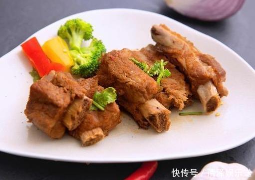 排骨|排骨焯水后又腥又柴看完大厨的做法恍然大悟,原来是用错水了