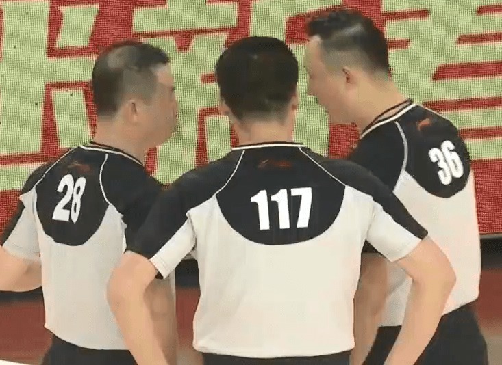 cb重罚闫军!重罚汪梅!CBA爆发激烈冲突,李楠挥拳怒骂,高登被驱逐