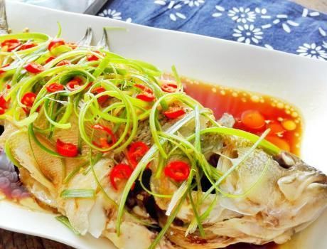 料酒|清蒸鲈鱼时,别再加盐和料酒了,厨师分享正确做法,鲜香还不腥