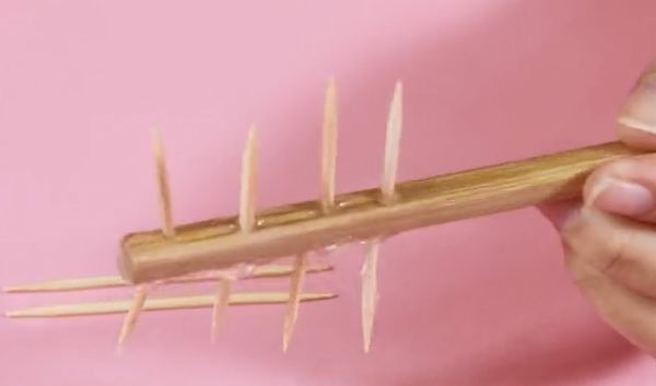 把牙签粘在筷子上，原来作用这么厉害，解决了家家户户大难题