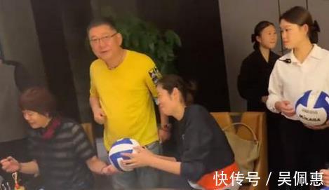 中国女排|郎平师徒聚餐，郎平暖心为好友签名，教授丈夫默默陪伴，太暖了！