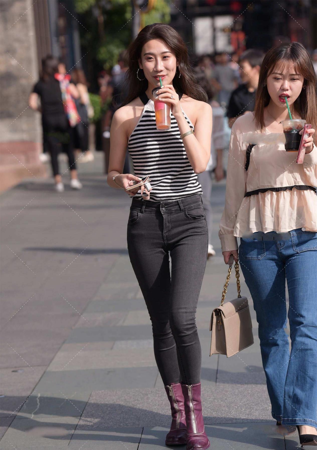 时尚|条纹针织衫，搭配高腰牛仔裤时尚大气，更显独特气质