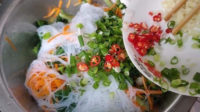 色香味|热天没食欲，这道凉拌菜别错过，5分钟就上桌，全家吃着比肉还香
