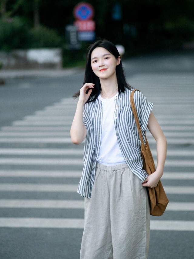 休闲|休闲慵懒风怎么搭?条纹衬衫+棉麻长裤简约洋气,气质又优雅