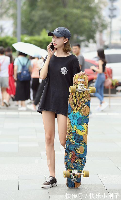 泡泡袖 黑色超短裤很好的展现了小姐姐的时尚气质