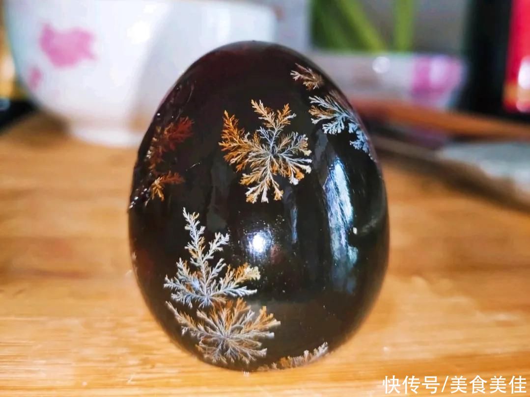  会变戏法的“松花皮蛋”，直接下刀就错了，大厨这样切才不沾刀