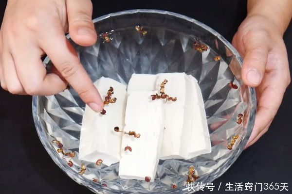 水浸泡豆腐|豆腐放一天就变酸？只需要准备“一碗水”，放10天依旧新鲜嫩滑