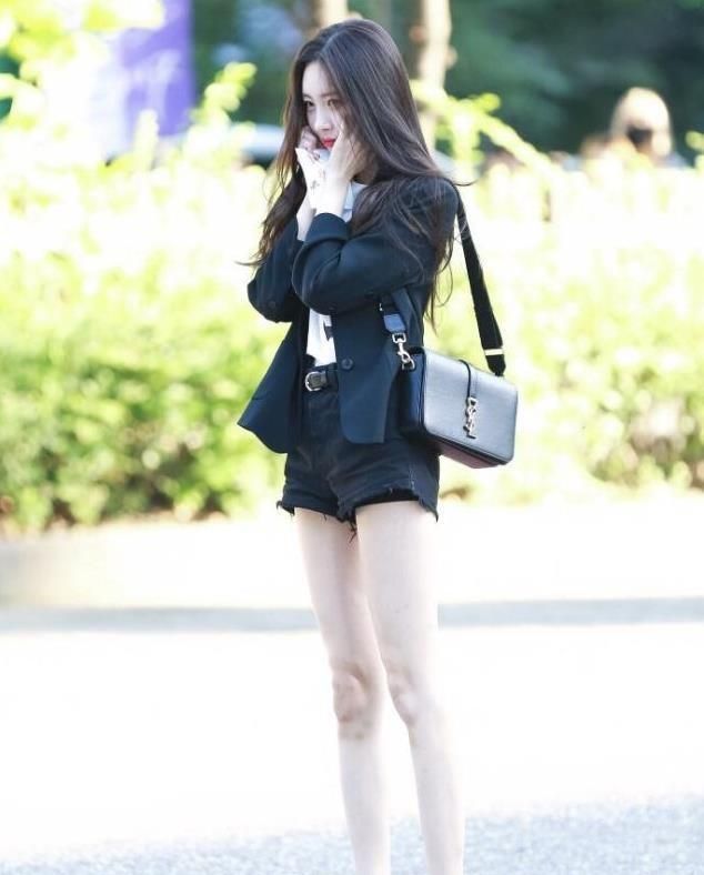 街拍:小姐姐皮肤白皙,身穿牛仔装,爽朗帅气