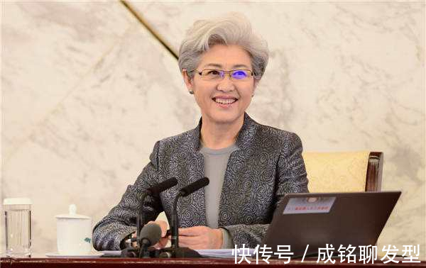 发型 即便头发花白发型也要精致,老年人这样烫头发,时髦利落又显年轻