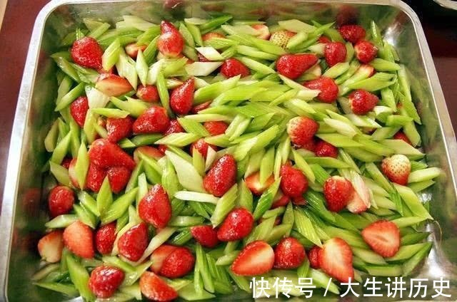 大学食堂里的饭菜个个别出心裁,学生看完泪流满面,太有心了