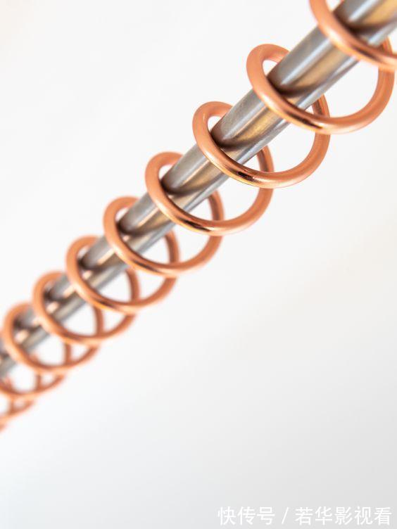 实用|衣杆上绕一圈圈钢丝，才不是多此一举，楼梯下挂衣拿放自如，实用