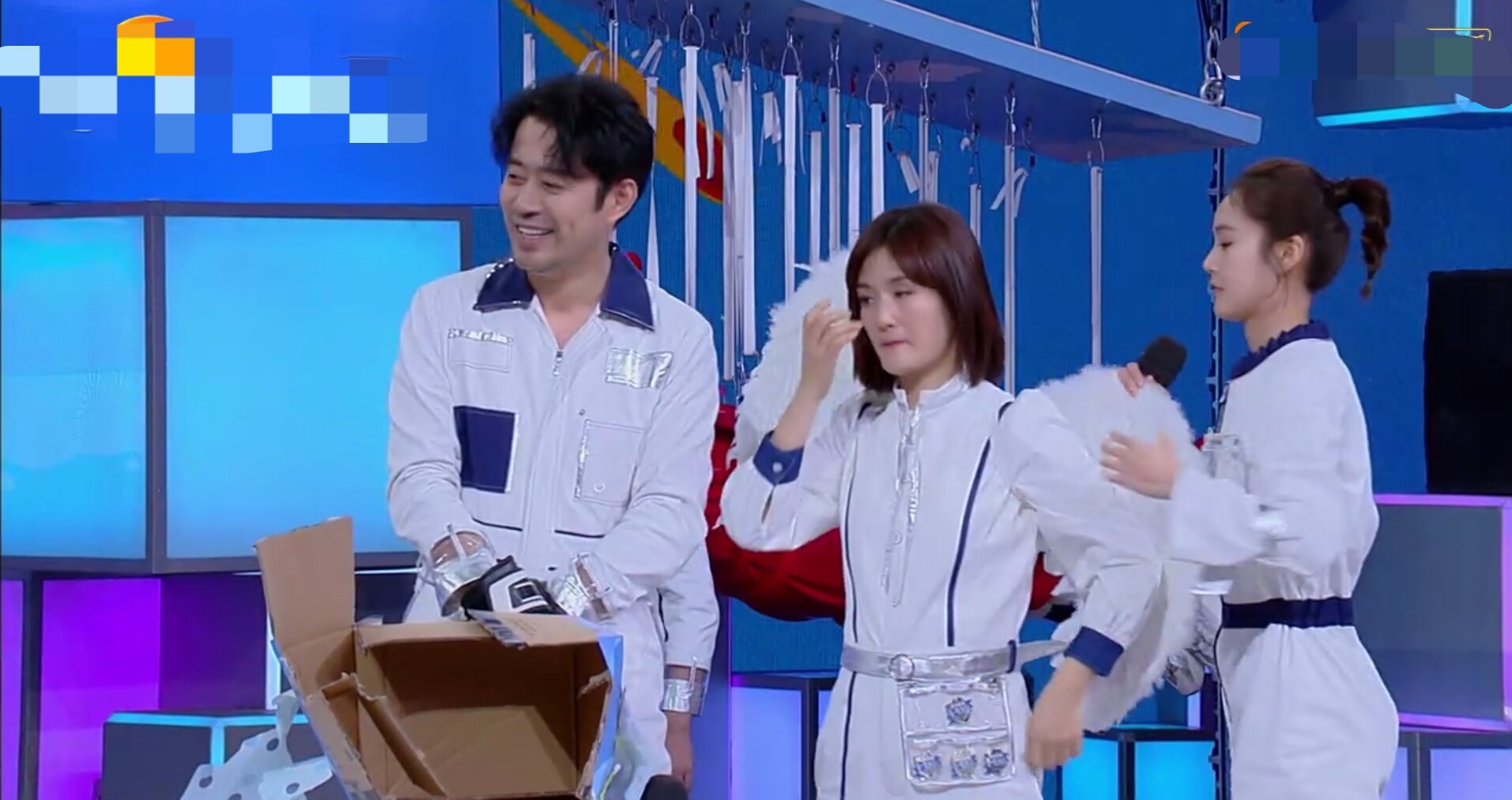 吴昕带病录《快本》,何炅心疼摸头杀,一旁谢娜的表情