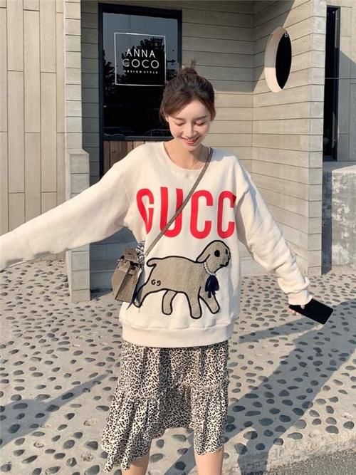 只会穿毛衣怎么能行！“卫衣”才是时尚王者，时髦精们都在这样穿