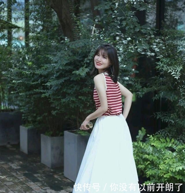 宽松|怎么穿搭才能成为精致的女人?简约休闲风就很高级,值得细细品味