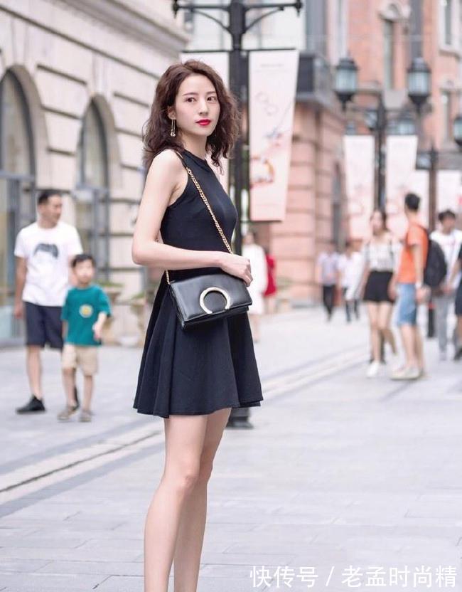 微胖 街拍:小姐姐高跟鞋搭配连衣裙,让女性散发出优雅迷人的气息