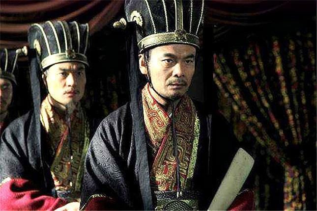 不服|芈月传：秦王死前给了樗里疾一把剑，如果芈月不服，可直接斩杀