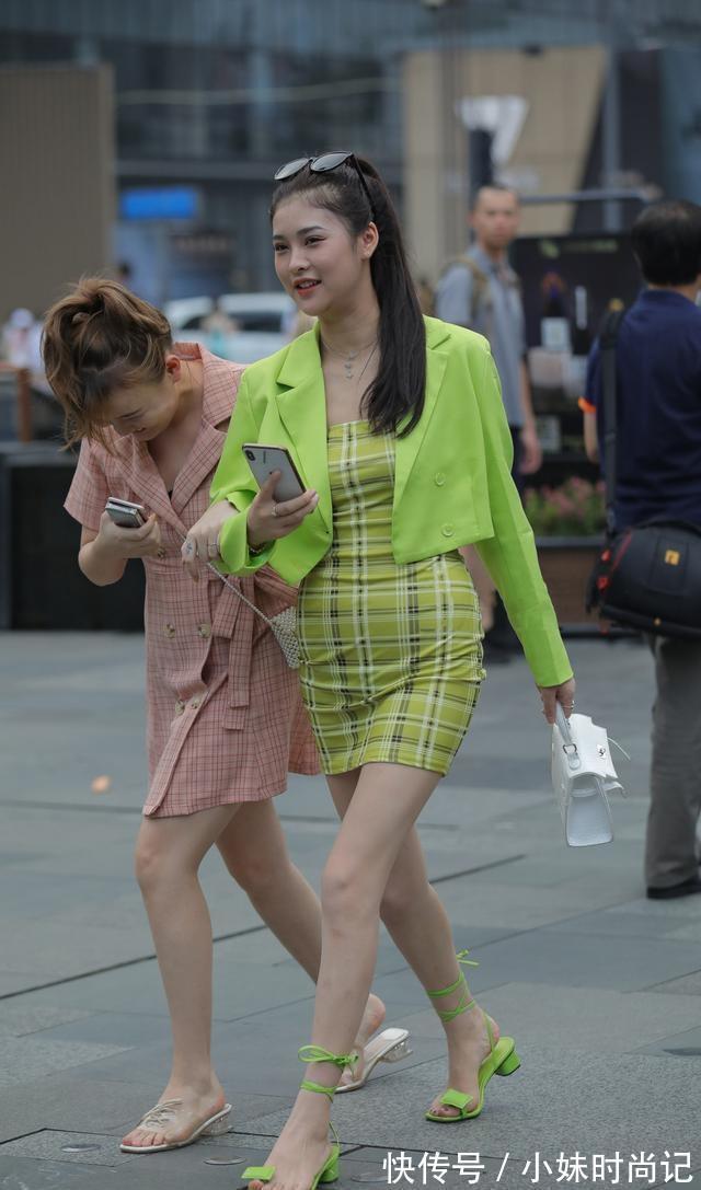 西装裙|街拍:职业女性穿搭别困惑,两件套西装裙和尖头细跟鞋,穿出轻熟风