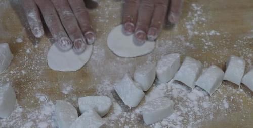 糯米粉新吃法,开水一烫,不发面不饧面,香酥鼓大泡比油条好吃