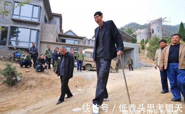 看病|中国巨人鲍喜顺:12年前不顾医生忠告执意生下一子,现在怎样