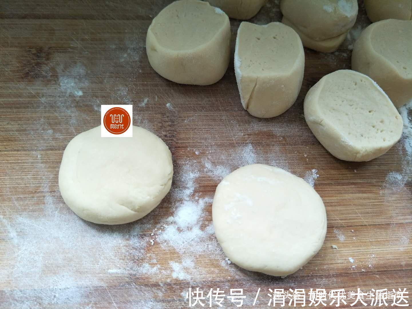 玉米饼,教你一招,比城里卖的蛋糕还要好吃,儿子一下吃了5个