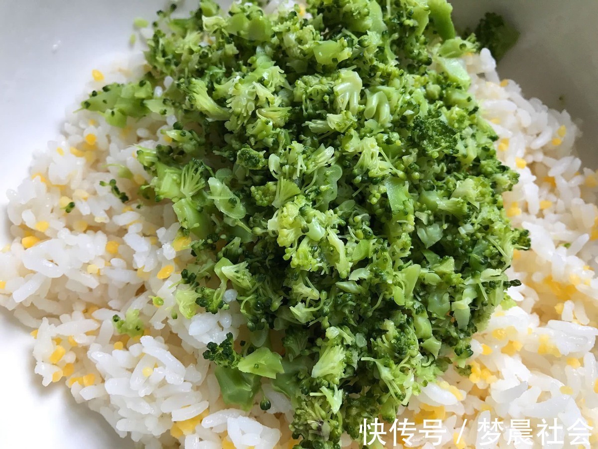 自制|自制肉松饭团,搭配西兰花,好吃又营养