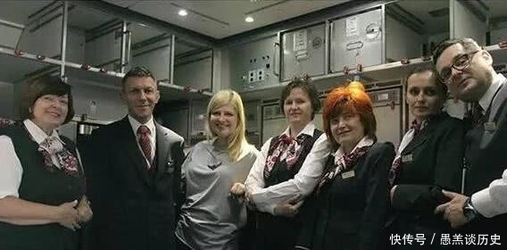 同样是空姐,为什么中国空姐个个年轻貌美,美国的却是一群大妈?