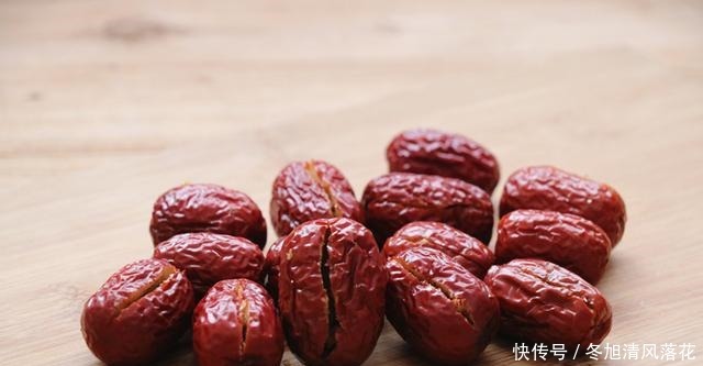 年夜饭必不可少的一道菜“金丝蒸枣”,寓意财源滚滚,长寿健康