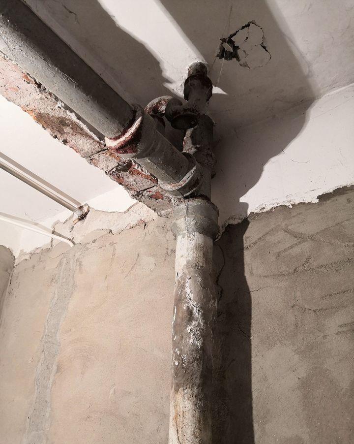 水管|放弃大平层选“老破小”，后悔了！铸铁下水管漏水，物业都不让改