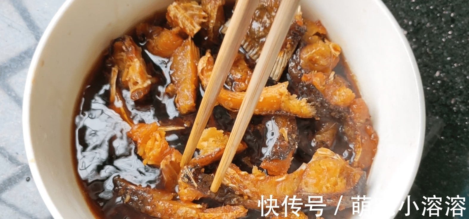 姜葱|草鱼这样做,酥香好吃又开胃,配料做法简单,一次做3斤也不够吃