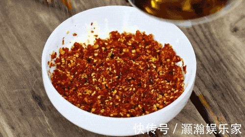 淋热油|做辣椒油时，直接淋热油就错了！大厨教你正确做法，辣椒油香又亮