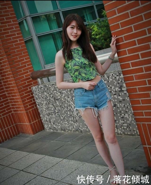 街拍:美女身材苗条,一件露脐装,长腿白皙