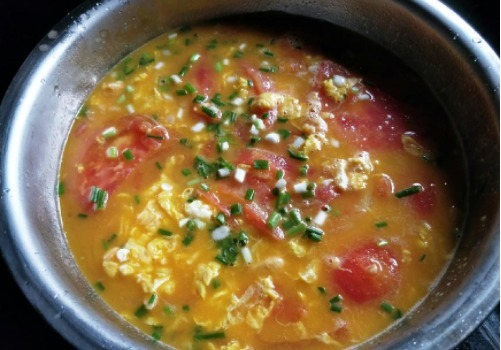 这天在娘家吃饭,妈妈做了一桌子菜,一家团聚,合家欢乐