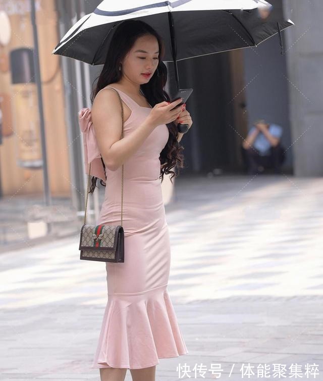 修身礼服 红色高跟鞋配粉色修身礼服,高贵冷艳,从容优雅!