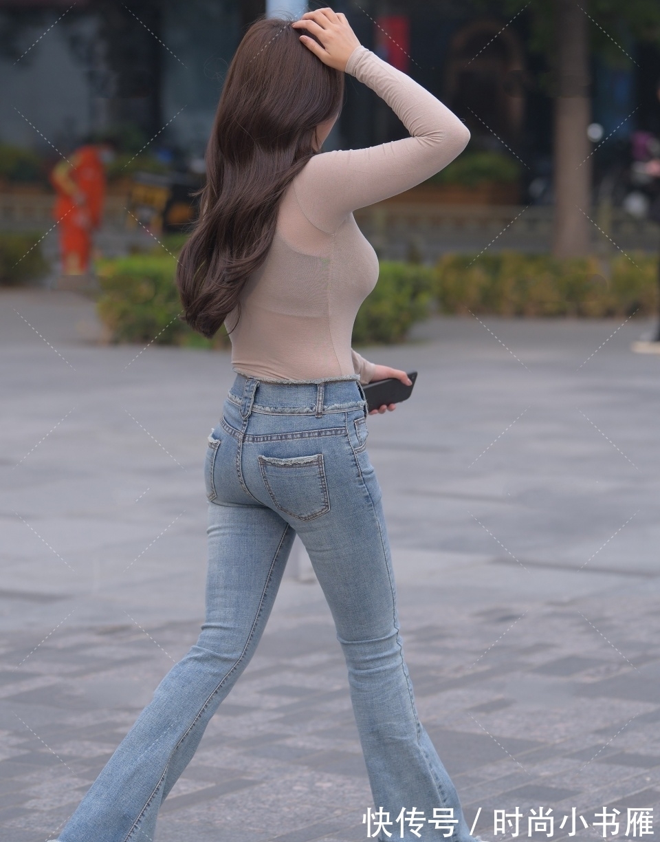 街拍 毛边喇叭牛仔裤,微胖女孩都爱穿,因为修身显瘦的效果特别好