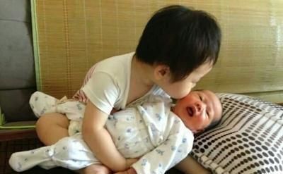 烤鸭|二胎妈妈照顾二宝,顾不上饿了的大宝,走到客厅一看,好笑又心酸