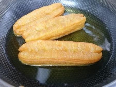 爱吃油条收藏了，教你一招，早上只需几分钟，热腾腾的油条出锅