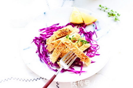 柠檬汁|做一道夏日快手菜——爆好吃的芝麻煎鸡胸肉