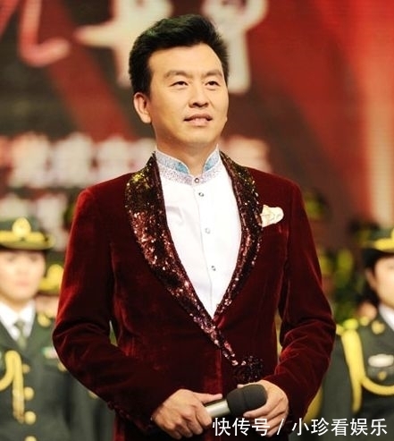 求婚|曾6次主持央視春晚,3次向董卿求婚獲董母大力支持,55歲終于當(dāng)?shù)?
onload=