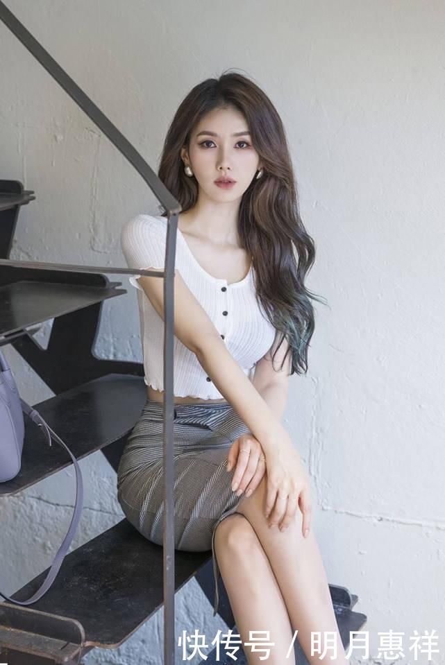 气质美女这样穿搭太吸睛了飘飘长发搭配针织短袖+半身裙,凸显好身材了