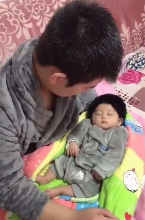 宝妈|男子去哄宝宝睡觉,睡着了也不舍得放下,妈妈在一旁醋味好大啊