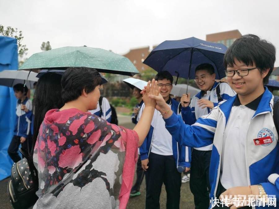 明日绽辉煌|喜迎明日绽辉煌！青岛各校学生欢庆中考胜利