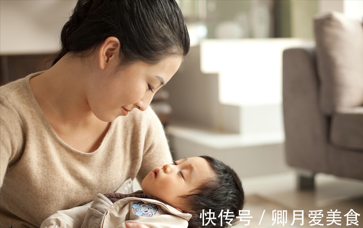 宝宝|保姆趁宝宝睡着时摆弄东西,宝妈看明白后泪目,选保姆重点看品行