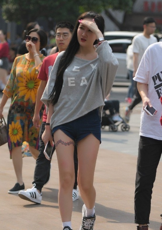 胳膊|美女穿成这样就不要抬胳膊了,大哥走路都变了