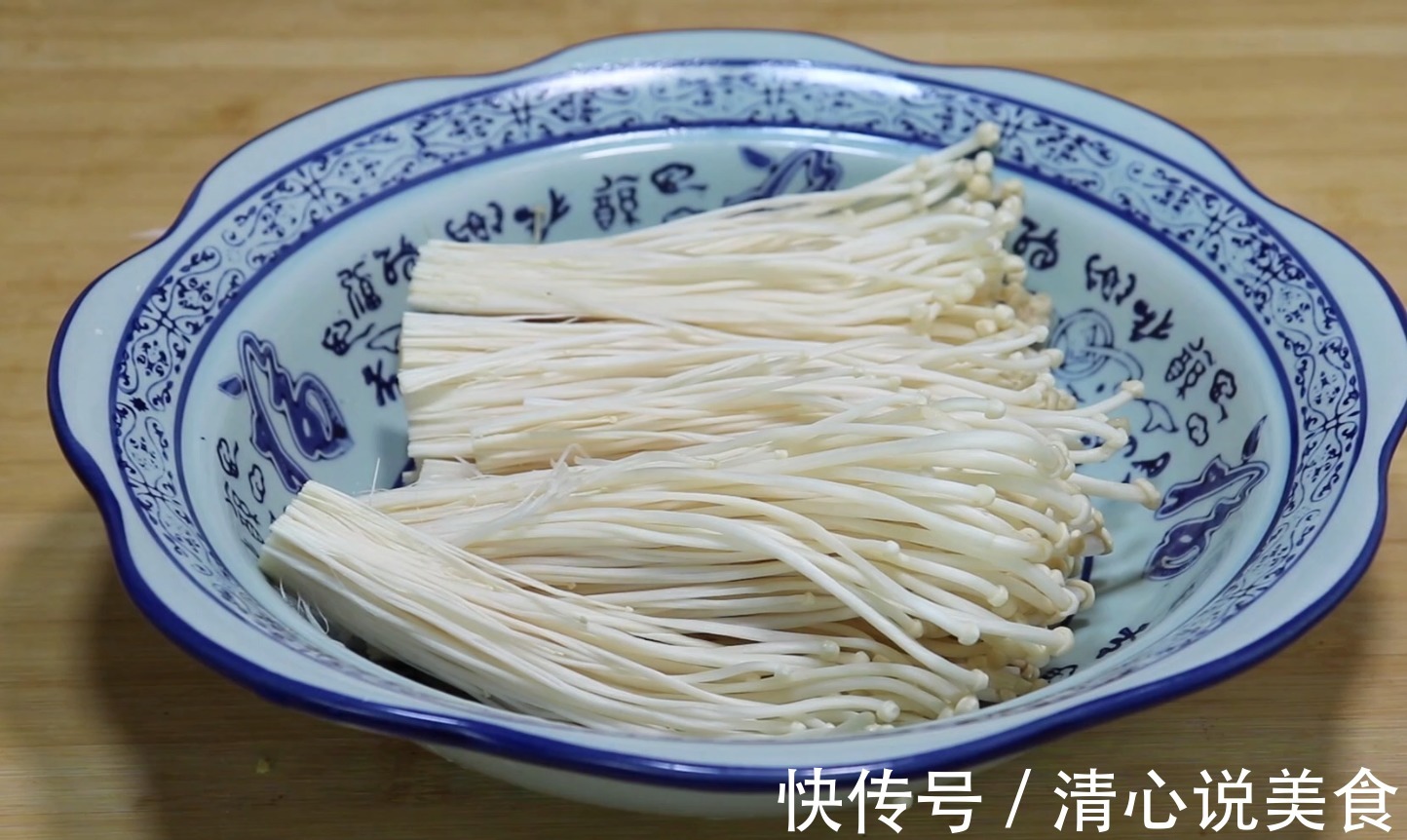 金针菇里淋3个鸡蛋液，居然这么好吃，拿红烧肉都不换，太香了！